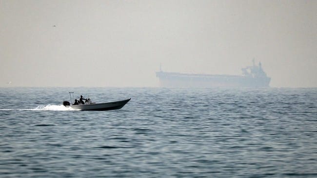 Penasihat pemimpin tertinggi Iran, Mohammad Mokhber mengatakan, kendali atas selat Hormuz sama ibarat kepemiliki bom atom. (AFP/FADEL SENNA)