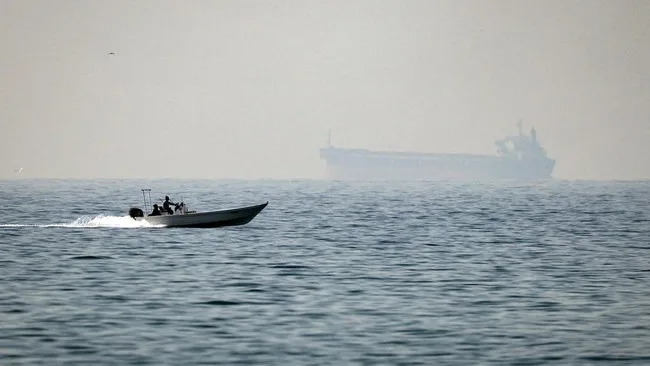 Penasihat pemimpin tertinggi Iran, Mohammad Mokhber mengatakan, kendali atas selat Hormuz sama ibarat kepemiliki bom atom. (AFP/FADEL SENNA) Penasihat pemimpin tertinggi Iran, Mohammad Mokhber mengatakan, kendali atas selat Hormuz sama ibarat kepemiliki bom atom. (AFP/FADEL SENNA)