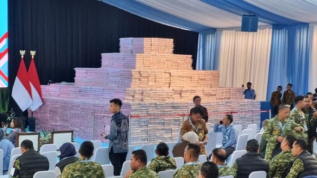 Tumpukan uang Rp 10 triliun hasil sitaan kasus hutan dipamerkan di Kejagung (Taufiq/detikcom)