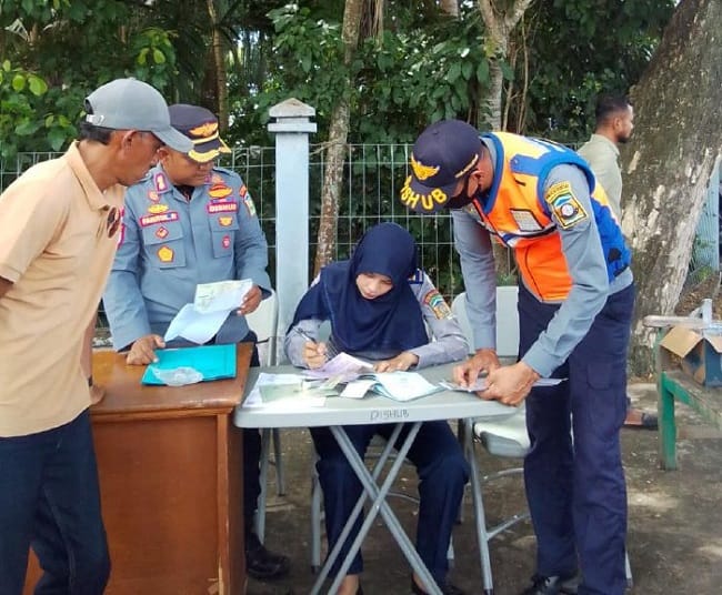 Petugas Dishub Aceh Besar bersama personel Satlantas Polres Aceh Besar dan Pomdam Iskandar Muda, melakukan pengawasan lalu lintas jelang Hari Raya Idul Adha 1447 H, di wilayah Kabupaten Aceh Besar, Selasa (19/5/2026). FOTO/ MC ACEH BESAR