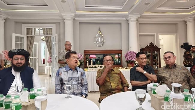 Wakil Presiden ke-10 dan ke-12 RI Jusuf Kalla (JK) dalam acara tasyakuran hari ulang tahunnya yang ke-84 di kediamannya. (Brigitta/detikcom) Wakil Presiden ke-10 dan ke-12 RI Jusuf Kalla (JK) dalam acara tasyakuran hari ulang tahunnya yang ke-84 di kediamannya. (Brigitta/detikcom)