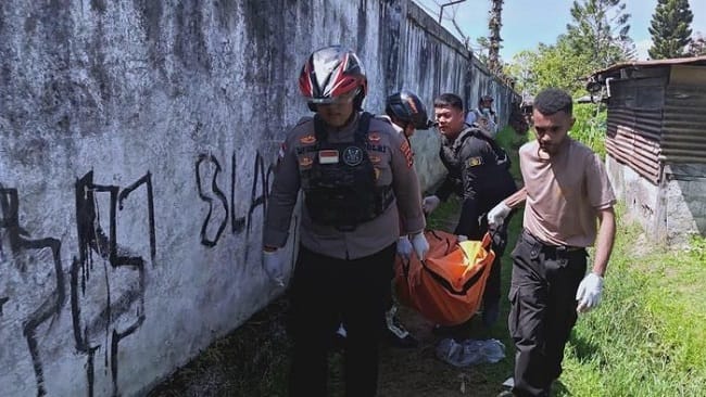 Foto: Polisi mengevakuasi korban tewas akibat perang antarsuku di Wamena, Jayawijaya. (dok. istimewa)