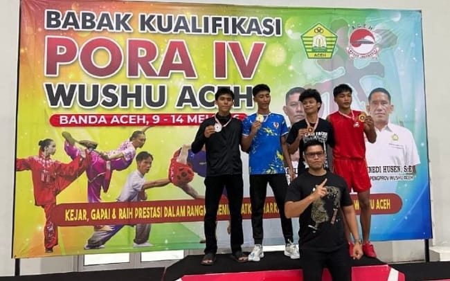 Ketua Pengcab Wushu Aceh Besar, Muhajir SSTP MPA, foto bersama usai penyerahan medali kepada para atlet Wushu Aceh Besar yang lolos ke ajang PORA XIV, di Banda Aceh, Kamis (14/5/2026). FOTO/ MC ACEH BESAR