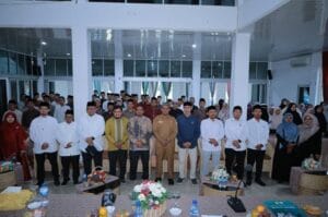 Kadis Pendidikan Dayah Aceh Besar Abu Bakar, S.Ag Foto Bersama Peserta Guru Pengajar Al Qur'an di Dekranasda, Gani, Ingin Jaya, Selasa (19/5/2026). FOTO/MC ACEH BESAR
