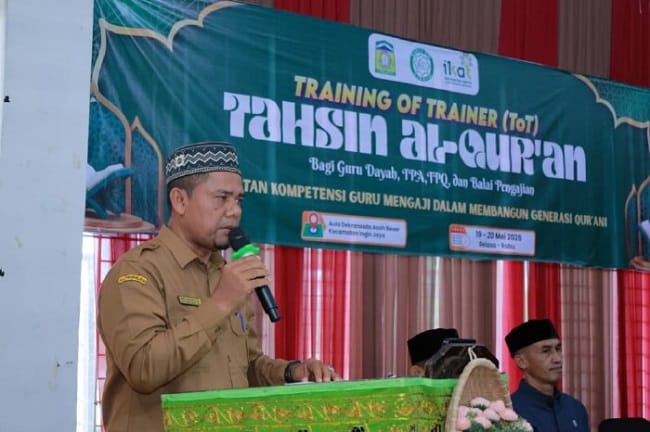 Kadis Pendidikan Dayah Aceh Besar Abu Bakar, S.Ag menyampaikan sambutan pada Training Of Trainer bagi Guru Pengajar Al Qur'an di Dekranasda, Gani, Ingin Jaya, Selasa (19/5/2026). FOTO/MC ACEH BESAR