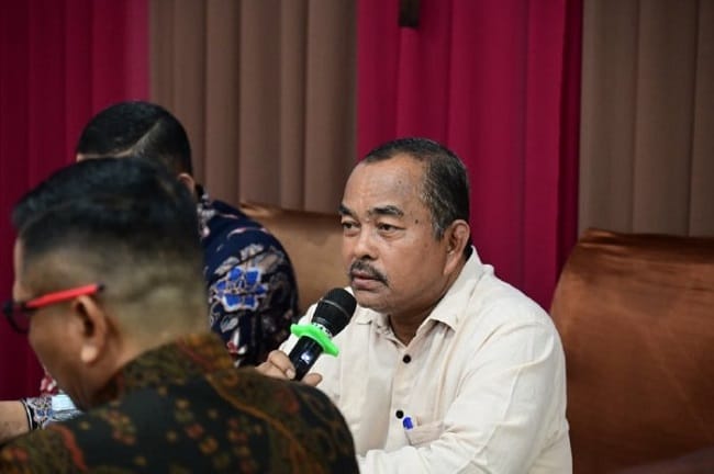 Asisten II Sekretaris Daerah Kabupaten Aceh Besar Bidang Perekonomian dan Pembangunan, M. Ali, S.Sos., M.Si saat menghadiri Rapat Kerja Sinergi Program Alternative Development (AD) bersama stakeholder yang diselenggarakan oleh BNN Provinsi Aceh