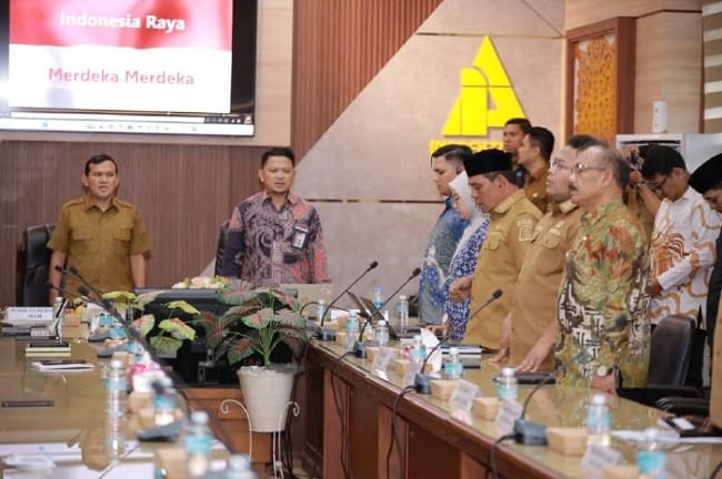 Bupati Aceh Besar H Muharram Idris (Syech Muharram) menghadiri Rakor pencegahan korupsi bersama Pemerintah Aceh dan KPK RI, di Aula Kantor Inspektorat Aceh, Selasa (19/5/2026). FOTO/ MC ACEH BESAR