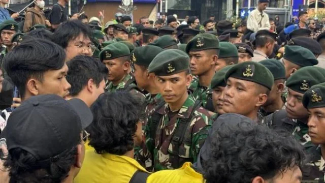 Personel TNI berjaga saat mahasiswa dan sejumlah elemen masyarakat menggelar aksi di kawasan Dukuh Atas, Jakarta, Jumat (12/6/2026). Personel TNI berjaga saat mahasiswa dan sejumlah elemen masyarakat menggelar aksi di kawasan Dukuh Atas, Jakarta, Jumat (12/6/2026).