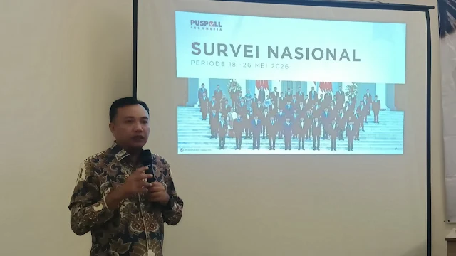 Direktur Eksekutif Puspoll Indonesia, Chamad Hojin mengumumkan hasil survei 'Menuju dua tahun pemerintahan Prabowo-Gibran'.
