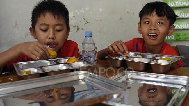 Siswa menyantap menu Makan Bergizi Gratis (MBG) di SDN Sirahcai, Desa Cisempur, Kecamatan Jatinangor, Sumedang, Jawa Barat, 9 Oktober 2025. Di tengah berjalannya program tersebut, terdapat temuan serius mengenai pengabaian sistem kontrol kualitas demi mengejar target kuantitas. Salah satu indikasi pelanggaran yang ditemukan di wilayah Jawa Barat adalah penggunaan bahan baku mentah yang telah melewati tanggal kedaluwarsa. Tempo/Prima Mulia