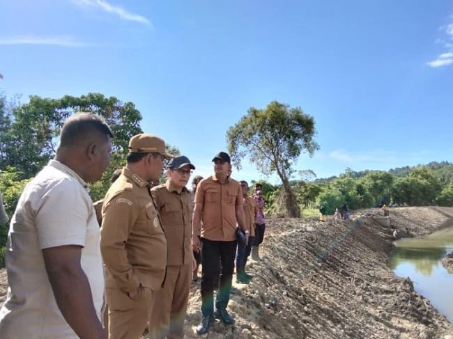 Bupati Aceh Besar H Muharram Idris (Syech Muharram) bersama Kadis PUPR Kabupaten Aceh Besar Ir Syahrial Amanullah ST, meninjau embung yang dibangun secara swadaya oleh masyarakat di Gampong Lam Aling, Kecamatan Kuta Cot Glie, Kabupaten Aceh Besar, Se Bupati Aceh Besar H Muharram Idris (Syech Muharram) bersama Kadis PUPR Kabupaten Aceh Besar Ir Syahrial Amanullah ST, meninjau embung yang dibangun secara swadaya oleh masyarakat di Gampong Lam Aling, Kecamatan Kuta Cot Glie, Kabupaten Aceh Besar, Se