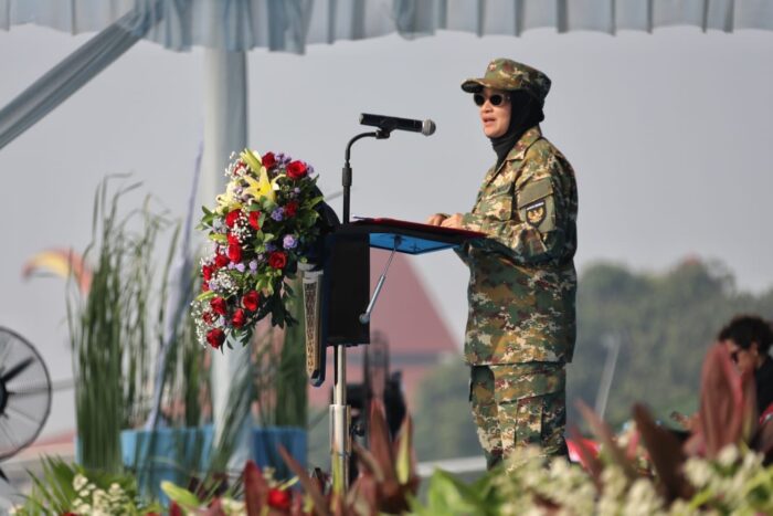 Menteri PANRB Rini WIdyantini pada Upacara Penutupan Latihan Dasar Militer Komponen Cadangan (Komcad) ASN Gelombang I Tahun 2026 di Lanud Halim Perdanakusuma, Jakarta, Jumat (5/6/2026). Foto: KemenPANRB