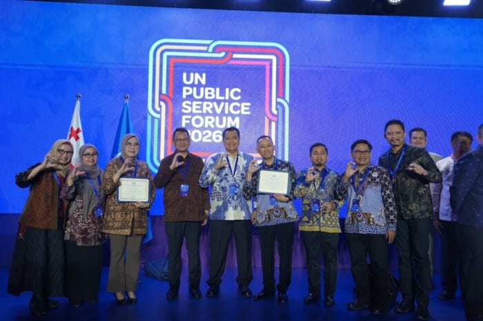 Wakil Menteri PANRB Purwadi Arianto (tengah) bersama para inovator yang menerima penghargaan pada ajang United Nations Public Service Awards (UNPSA) 2026 yang digelar di Tbilisi, Georgia (25/6/2026). Foto: KemenPANRB