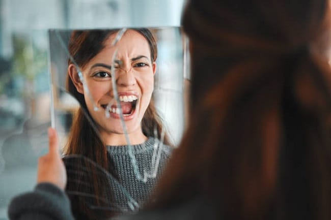 Ilustrasi skizofrenia. Mayoritas orang dengan skizofrenia tidak pernah melakukan kekerasan, tetapi ada sejumlah faktor risiko yang perlu dikenali sejak dini agar kondisi tidak memburuk.(iStockphoto/PeopleImages) Ilustrasi skizofrenia. Mayoritas orang dengan skizofrenia tidak pernah melakukan kekerasan, tetapi ada sejumlah faktor risiko yang perlu dikenali sejak dini agar kondisi tidak memburuk.(iStockphoto/PeopleImages)