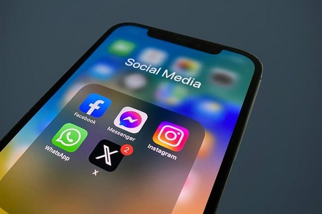 Ilustrasi media sosial. Penggunaan Instagram dan TikTok ternyata berkaitan dengan penurunan kesehatan mental, sementara WhatsApp justru menunjukkan dampak yang lebih positif, menurut studi global terbaru.(UNSPLASH/JULIAN CHRIS)