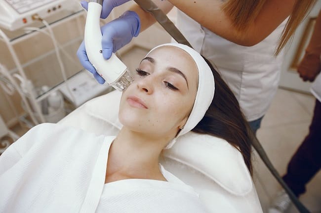 Ilustrasi perawatan skin booster. Sebuah klinik kecantikan milik asing di Bali ditutup setelah ditemukan beroperasi tanpa izin resmi dan mempekerjakan tenaga medis asing secara ilegal.(FREEPIK/PROSTOOLEH) Ilustrasi perawatan skin booster. Sebuah klinik kecantikan milik asing di Bali ditutup setelah ditemukan beroperasi tanpa izin resmi dan mempekerjakan tenaga medis asing secara ilegal.(FREEPIK/PROSTOOLEH)