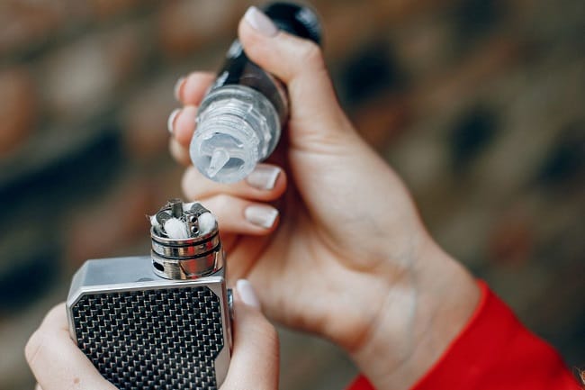Ilustrasi vape. Penelitian terbaru menemukan vape rasa buah, terutama mangga dan semangka, berkaitan dengan perubahan aktivitas ribuan gen yang selama ini dikaitkan dengan berbagai penyakit.(Freepik/prostooleh)