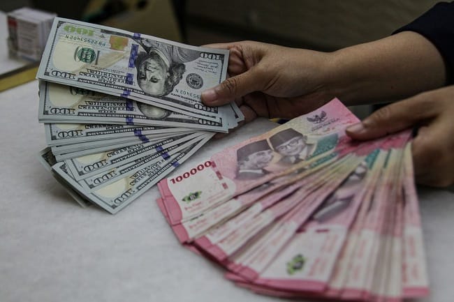 ilustrasi rupiah dollar AS, dolar hari ini. Rupiah Tembus Rp 18.200 per Dollar AS.(ANTARA FOTO/Darryl Ramadhan) ilustrasi rupiah dollar AS, dolar hari ini. Rupiah Tembus Rp 18.200 per Dollar AS.(ANTARA FOTO/Darryl Ramadhan)