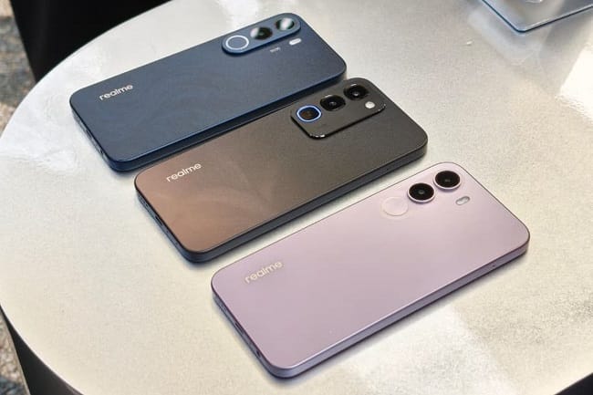 Realme C100 dan C100x hadir dengan baterai super jumbo berkapasitas 8.000 mAh. Sementara itu, Realme C100i hadir dengan baterai sedikit lebih kecil, yaitu 7.000 mAh.(KOMPAS.com/BILL CLINTEN)