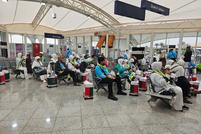 Jemaah haji Indonesia menunggu keberangkatan di bandara.(KOMPAS.com/Pythag Kurniati)