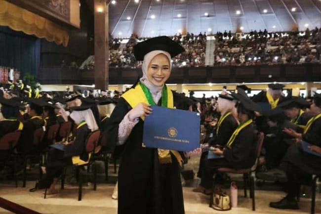 Fulviana Ramadlonia Agung Putri mahasiswa UGM yang lulus Sarjana Kedokteran dalam usia 20 tahun dan mengikuti wisuda pada Mei 2026.