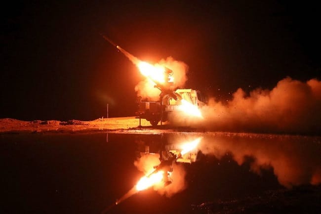 Tentara Iran menembakkan rudal dalam latihan militer di Pantai Makran, Teluk Oman, dekat Selat Hormuz pada 31 Desember 2022.(KANTOR MILITER IRAN via AFP)