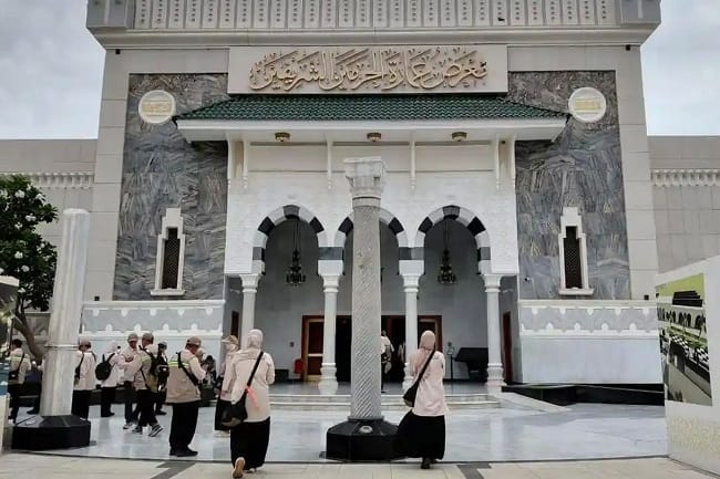 Sejumlah petugas haji yang tergabung dalam Media Center Haji (MCH) mengunjungi Museum Haramain yang berada di kawasan Umm Al-Joud, Kota Makkah, Senin (27/4/2026). Museum Haramain menawarkan pengalaman bagi pengunjung yang ingin mengenal lebih dekat perjalanan sejarah, perkembangan arsitektur, hingga berbagai artefak berharga yang pernah menjadi bagian dari Masjidil Haram dan Masjid Nabawi (Media Center Haji 2026/Sri Juliati)