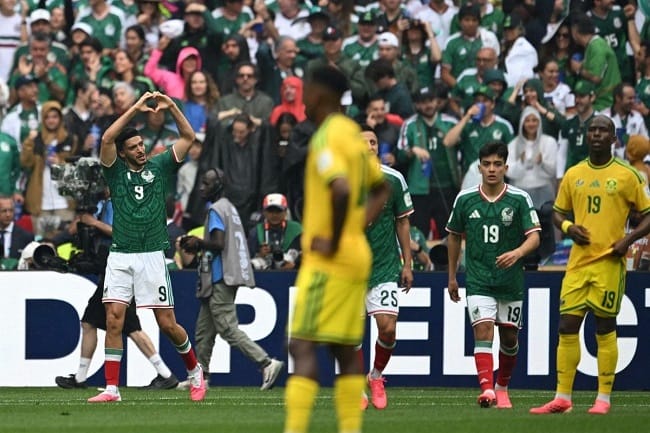 Raul Jimenez merayakan gol kedua timnya dalam pertandingan sepak bola Grup A Piala Dunia 2026 antara Meksiko vs Afrika Selatan di Stadion Azteca Mexico City pada 11 Juni 2026. (Foto oleh Yuri CORTEZ / AFP)(AFP/YURI CORTEZ) Raul Jimenez merayakan gol kedua timnya dalam pertandingan sepak bola Grup A Piala Dunia 2026 antara Meksiko vs Afrika Selatan di Stadion Azteca Mexico City pada 11 Juni 2026. (Foto oleh Yuri CORTEZ / AFP)(AFP/YURI CORTEZ)
