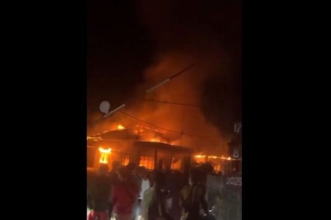 Fasilitas kantor perusahaan BUMN di Desa Sukaramai, Kabupaten Labuhanbatu Utara (Labura) menjadi sasaran amukan massa, setelah penimbang sawit bernama Luis David Hutabarat dianiaya oleh petugas pengamanan perusahaan.(Kurnia Hamdani) Fasilitas kantor perusahaan BUMN di Desa Sukaramai, Kabupaten Labuhanbatu Utara (Labura) menjadi sasaran amukan massa, setelah penimbang sawit bernama Luis David Hutabarat dianiaya oleh petugas pengamanan perusahaan.(Kurnia Hamdani)