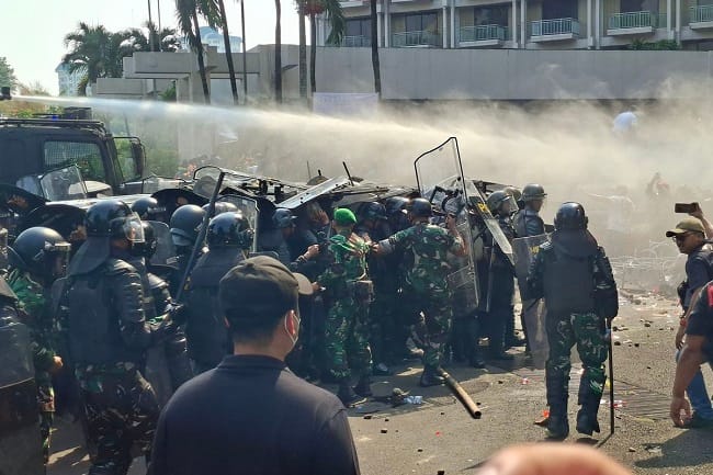 Proses eksekusi Hotel Sultan di kawasan Gelora Bung Karno diwarnai aksi kericuhan dengan bentrok antara aparat dan massa simpatisan pada Kamis (18/6/2026) pagi.(KOMPAS.com/Ridho Danu Prasetyo) Proses eksekusi Hotel Sultan di kawasan Gelora Bung Karno diwarnai aksi kericuhan dengan bentrok antara aparat dan massa simpatisan pada Kamis (18/6/2026) pagi.(KOMPAS.com/Ridho Danu Prasetyo)