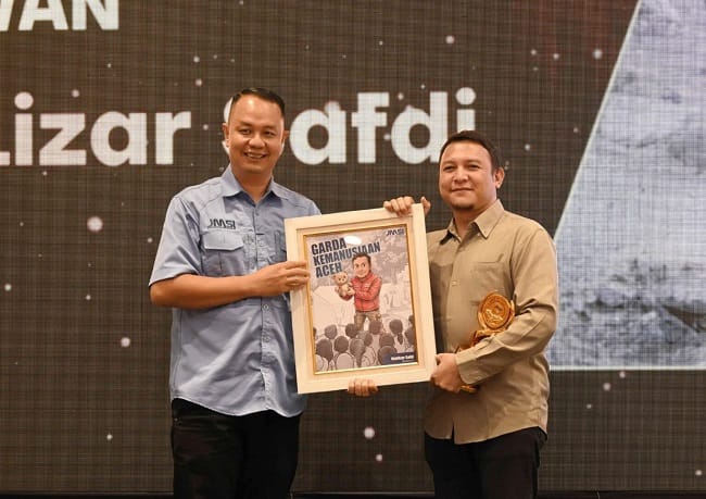 Koordinator Posko Rakyat saat menerima penghargaan dari JMSI.