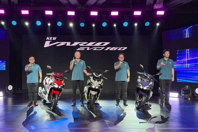 Kiri-Kanan: Marketing Director AHM – Octavianus Dwi, President Director AHM – Yuichi Shimizu, Executive Vice President Director AHM – Thomas Wijaya dan Marketing Director AHM- Naoki Kajino memperkenalkan New Honda Vario Evo 160 di AHM Safety Riding and Training Center, Deltamas, Cikarang, Jawa Barat(24/06).