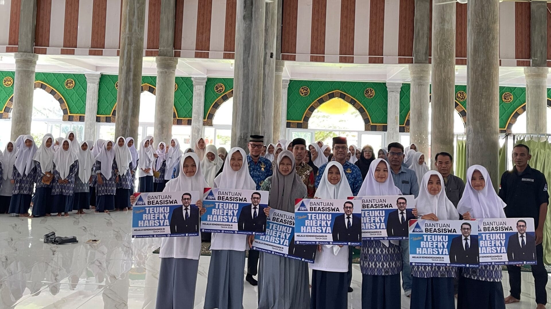 Ribuan Pelajar Aceh Jaya Terima Beasiswa PIP Usulan Teuku Riefky Harsya. FOTO/Rumoh Aspirasi TRH Ribuan Pelajar Aceh Jaya Terima Beasiswa PIP Usulan Teuku Riefky Harsya. FOTO/Rumoh Aspirasi TRH