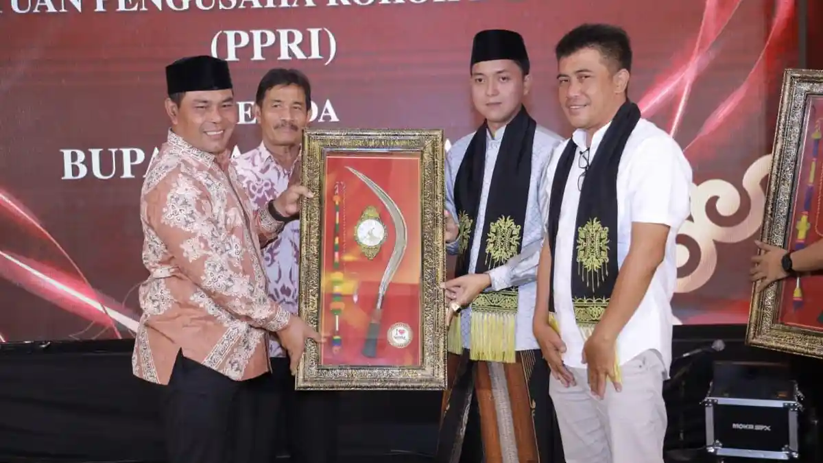 TERIMA CENEDERAMATA - Bupati Aceh Besar H. Muharram Idris dan Wakil Bupati Drs. Syukri A Jalil menerima cenderamata dari PPRI Pusat, dalam acara audiensi yang berlangsung di Auditorium Malahayati Puslatbang KHAN LAN RI, Sabtu (27/6/2026).