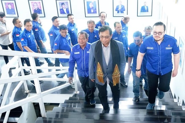 Sekjen Partai Demokrat Herman Khaerun di Kantor DPD Partai Demokrat Aceh.