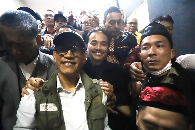 Pakar telematika Roy Suryo dan dua rekannya usai menjalani pemeriksaan perdana sebagai tersangka dal