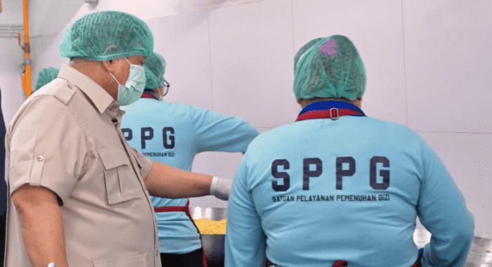 Presiden Prabowo Subianto meninjau langsung Satuan Pelayanan Pemenuhan Gizi (SPPG) di Palmerah, Jakarta, pada Selasa, 2 Juni 2026. Foto: BPMI Setpres
