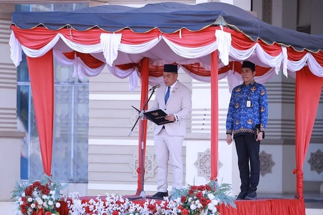 Ketua DPRK Aceh Besar Abdul Muchti AMd S.I.Kom bertindak selaku Inspektur Upacara peringatan Hari Lahir Pancasila Tahun 2026 di halaman Kantor Bupati Aceh Besar, Kota Jantho, Senin (1/6/2026). FOTO/ PROKOPIM PEMKAB ACEH BESAR