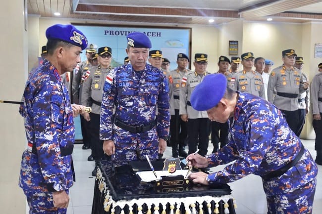 Brigjen Pol. (Purn) Wahyu Prihatmaka Serahkan Jabatan Dirpolairud Polda Aceh kepada Kapolda. Foto: Polda Aceh Brigjen Pol. (Purn) Wahyu Prihatmaka Serahkan Jabatan Dirpolairud Polda Aceh kepada Kapolda. Foto: Polda Aceh