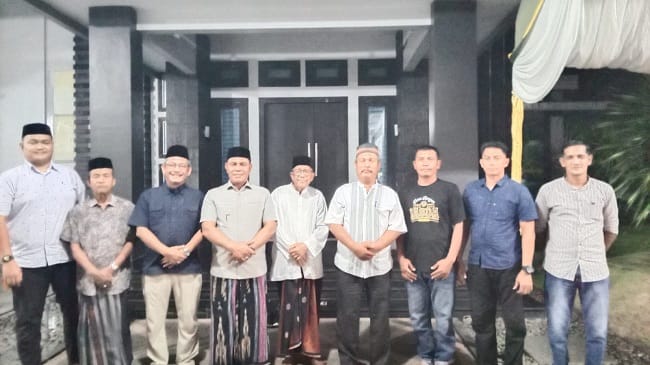 Bupati Aceh Besar H. Muharram Idris (Syech Muharram) menerima kunjungan perangkat dan tokoh masyarakat Gampong Leu Ue di kediamannya di Kompleks BTN Ajun, Peukan Bada, Senin (1/6/2026). FOTO/MC ACEH BESAR