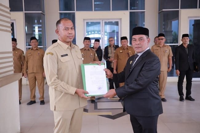 Bupati Aceh Besar menyerahkan Surat Perintah penunjukan Ardiansyah, SE, MM sebagai Plt Sekwan DPRK Aceh Besar, di Lobi Kantor Bupati Aceh Besar, Kota Jantho, Selasa (2/6/2026). FOTO/ PROKOPIM PEMKAB ACEH BESAR Bupati Aceh Besar menyerahkan Surat Perintah penunjukan Ardiansyah, SE, MM sebagai Plt Sekwan DPRK Aceh Besar, di Lobi Kantor Bupati Aceh Besar, Kota Jantho, Selasa (2/6/2026). FOTO/ PROKOPIM PEMKAB ACEH BESAR