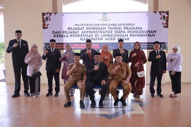 Bupati Aceh Besar, Muharram Idris, berfoto bersama pejabat pimpinan tinggi pratama, pejabat administrator, dan kepala puskesmas usai pelantikan dan pengukuhan di lingkungan Pemerintah Kabupaten Aceh Besar, di Kantor Bupati Aceh Besar, Kota Jantho, Selasa (2/6/2026). FOTO/PROKOPIM PEMKAB ACEH BESAR Bupati Aceh Besar, Muharram Idris, berfoto bersama pejabat pimpinan tinggi pratama, pejabat administrator, dan kepala puskesmas usai pelantikan dan pengukuhan di lingkungan Pemerintah Kabupaten Aceh Besar, di Kantor Bupati Aceh Besar, Kota Jantho, Selasa (2/6/2026). FOTO/PROKOPIM PEMKAB ACEH BESAR