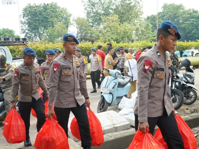 Polda Metro Jaya bagikan nasi kotak Polda Metro Jaya bagikan nasi kotak