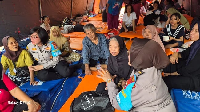 Polwan Jaga Jakarta bersama jajaran Polres Metro Jakpus menyalurkan bantuan sosial kepada warga terdampak kebakaran di kawasan Pasar Jiung, Kecamatan Kemayoran. (Dok. Istimewa) Polwan Jaga Jakarta bersama jajaran Polres Metro Jakpus menyalurkan bantuan sosial kepada warga terdampak kebakaran di kawasan Pasar Jiung, Kecamatan Kemayoran. (Dok. Istimewa)