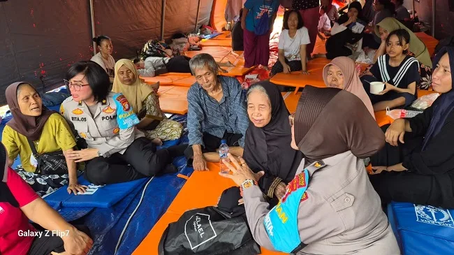 Polwan Jaga Jakarta bersama jajaran Polres Metro Jakpus menyalurkan bantuan sosial kepada warga terdampak kebakaran di kawasan Pasar Jiung, Kecamatan Kemayoran. (Dok. Istimewa) Polwan Jaga Jakarta bersama jajaran Polres Metro Jakpus menyalurkan bantuan sosial kepada warga terdampak kebakaran di kawasan Pasar Jiung, Kecamatan Kemayoran. (Dok. Istimewa)