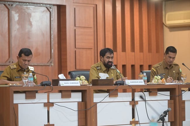 MEMIMPIN RAPAT - Gubernur Aceh Muzakir Manaf (Mualem) didampingi Wakil Gubernur Fadhlullah dan Sekda Aceh M. Nasir, memimpin rapat bersama SKPA di kantor Gubernur Aceh beberapa waktu lalu. MEMIMPIN RAPAT - Gubernur Aceh Muzakir Manaf (Mualem) didampingi Wakil Gubernur Fadhlullah dan Sekda Aceh M. Nasir, memimpin rapat bersama SKPA di kantor Gubernur Aceh beberapa waktu lalu.
