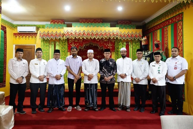 Gubernur Aceh, Muzakir Manaf di dampingi Asisten 1, Drs. Syakir M.Si serta SKPA terkait menerima kunjungan Ketua Majelis Permusyawaratan Ulama (MPU) Aceh Tgk Faisal Ali dan jajarannya di Meuligoe Gubernur Aceh, Rabu (3/6/2026).