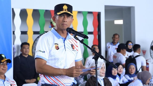 BUKA KEJUARAaN TENIS – Kapolda Aceh, Irjen Pol Marzuki Ali Basyah memberi sambutan saat membuka kejuaraan Tenis Kapolda Aceh Cup 2026, di Lapangan Tenis Trengginas Polda Aceh, Kamis (4/6/2026).