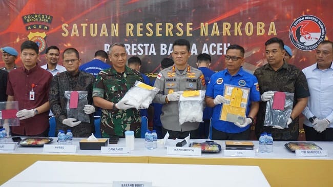 Foto: Polisi memaparkan kasus dua pria ditangkap membawa 4 kg sabu di Bandara Sultan Iskandar Muda