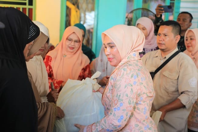 Ketua Dharma Wanita Persatuan (DWP) Aceh, Malahayati M. Nasir, didampingi Ketua DWP Kota Lhokseumawe, Rosnita A. Haris, beserta jajaran pengurus DWP Aceh, menyalurkan bantuan kepada 60 lansia korban kebakaran di Desa Kampung Jawa, Kecamatan Banda Sakti, Kota Lhokseumawe, Jumat (5/6).